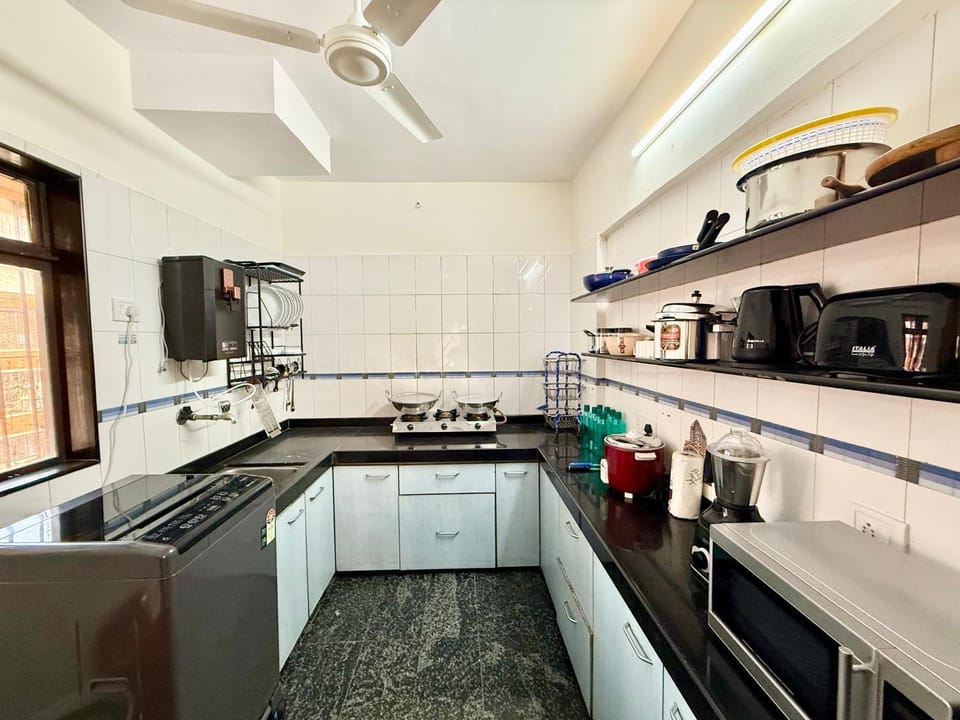 Coffee/tea facilities, Kitchen or kitchenette, oven, stove, toaster