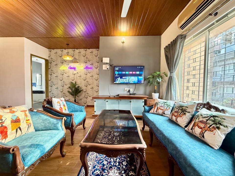 Communal lounge/ TV room, TV and multimedia, Living room, Seating area, Evening entertainment