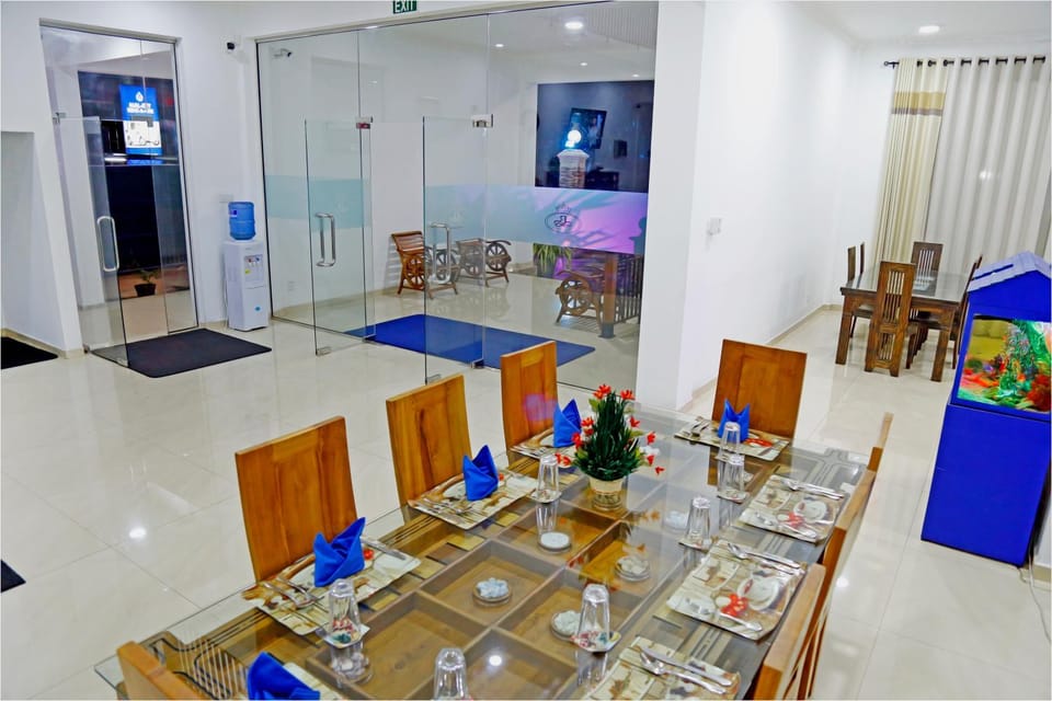Restaurant/places to eat, Restaurant/places to eat, Dining area, Breakfast