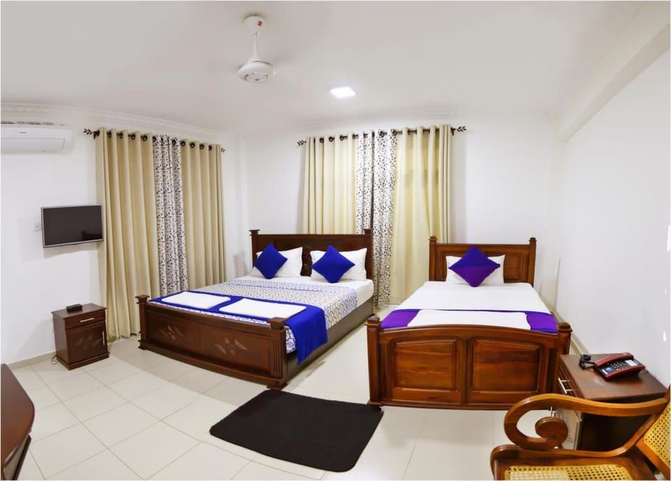 Bed, TV and multimedia, Photo of the whole room, Bedroom