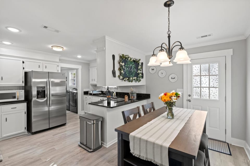 Kitchen or kitchenette, Dining area, oven, stove