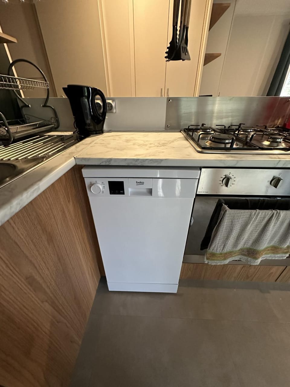 Kitchen or kitchenette, dishwasher