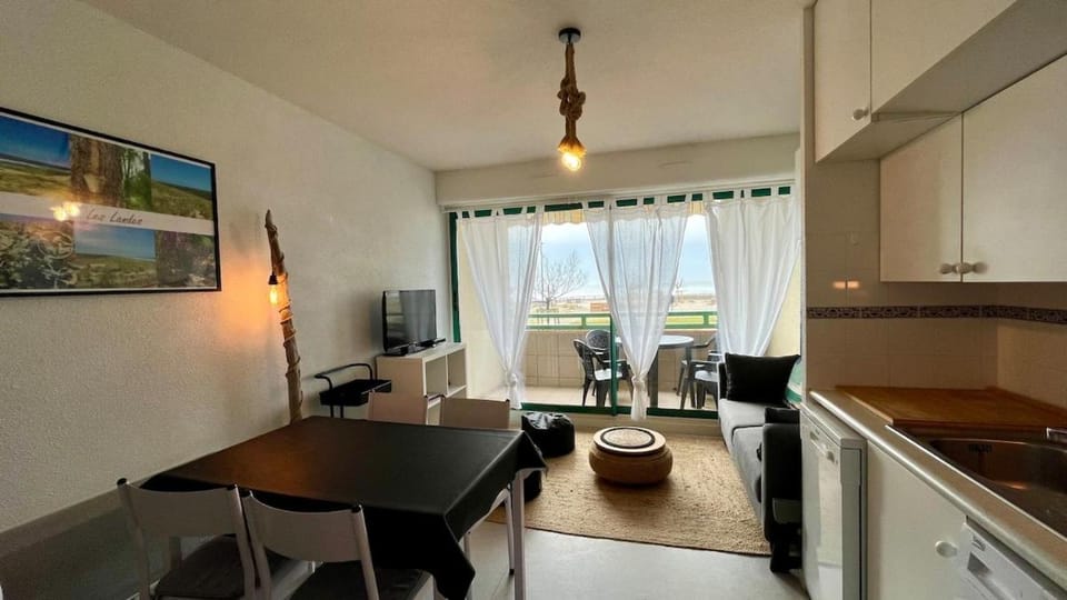 Kitchen or kitchenette, Dining area, stove