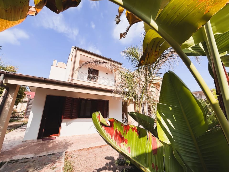 Property building, Facade/entrance, Day, Garden, Garden view