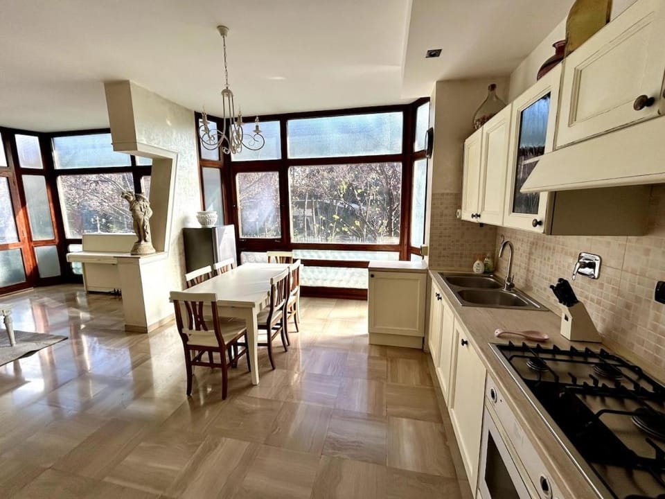 Kitchen or kitchenette, Dining area, dishwasher, minibar, stove