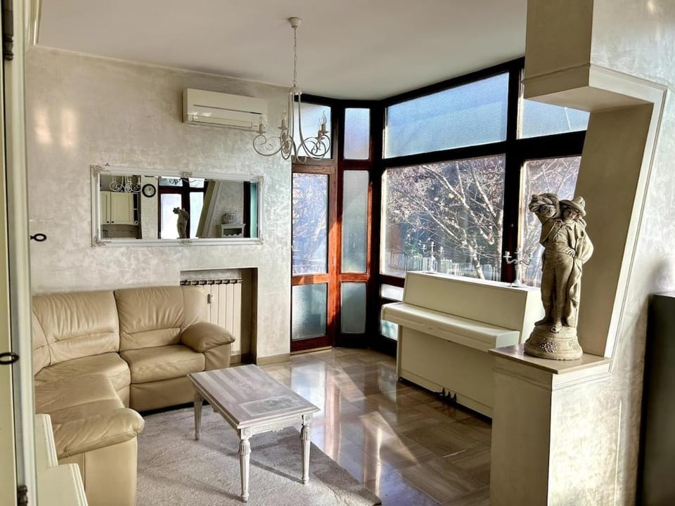 Living room, Seating area, air conditioner