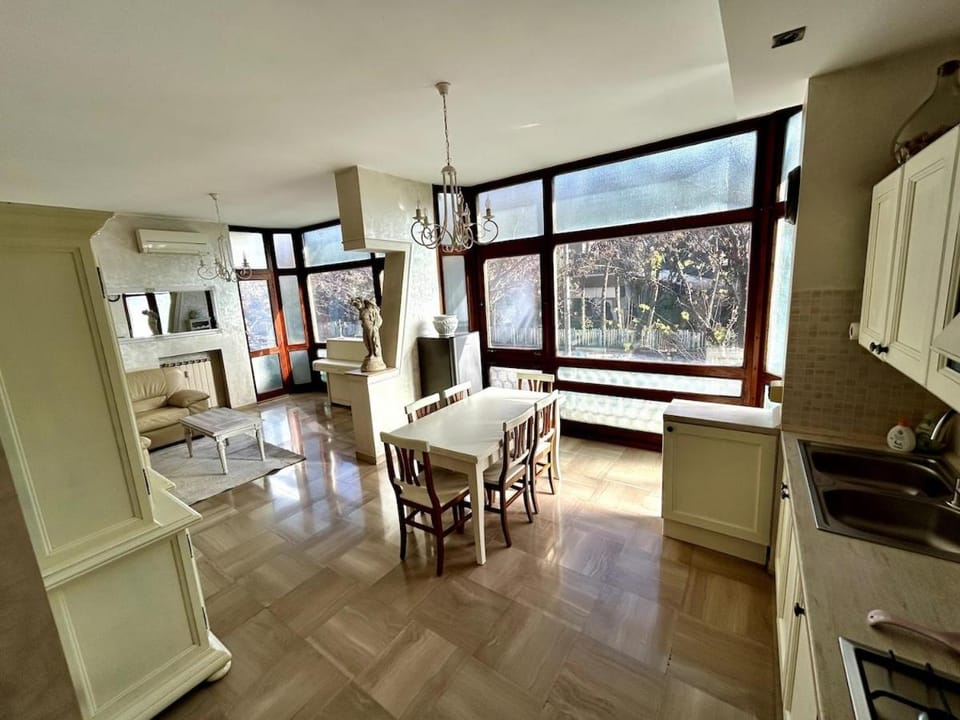 Kitchen or kitchenette, Living room, Seating area, Dining area, minibar, stove