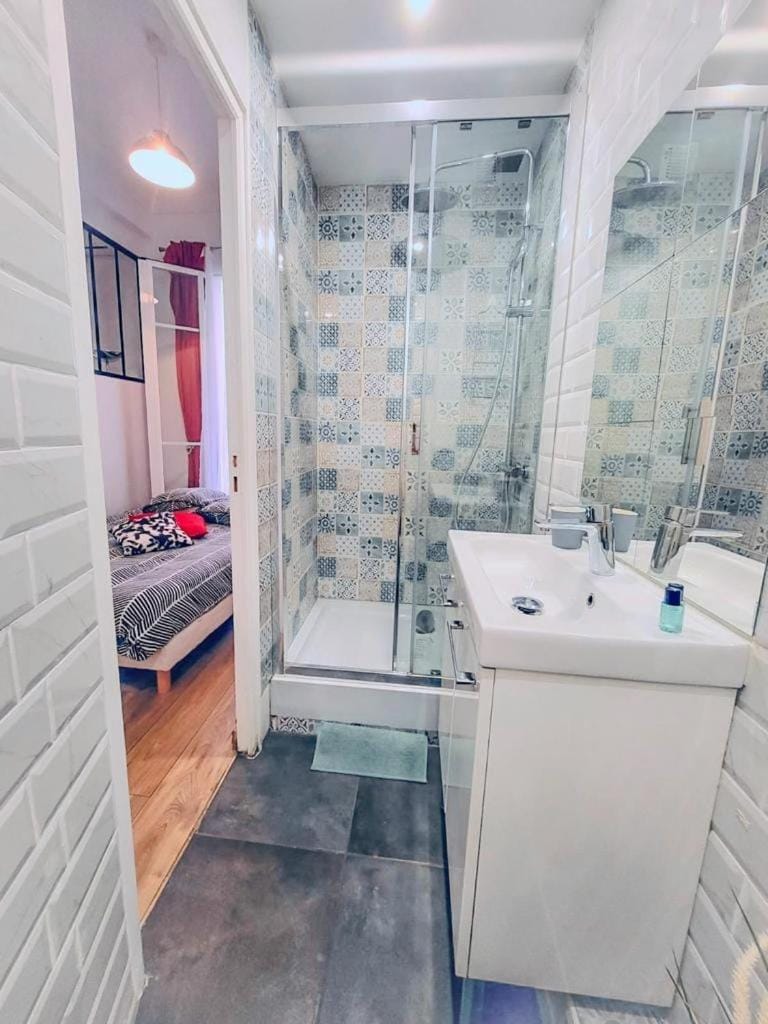 Shower, Bed, Bathroom, Bedroom, heating, towels