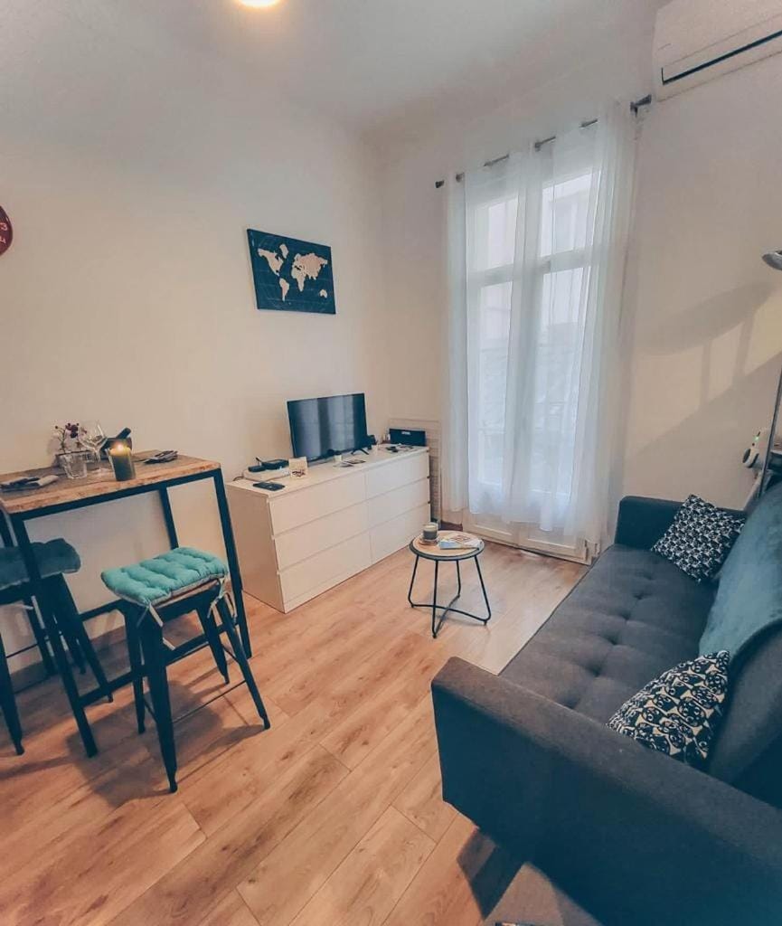 Patio, Living room, Seating area, Dining area, heating, internet, air conditioner