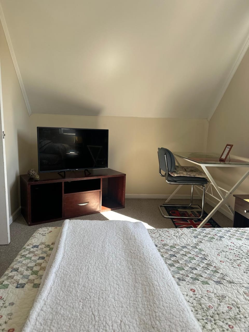 Communal lounge/ TV room, Bed, TV and multimedia, Bedroom