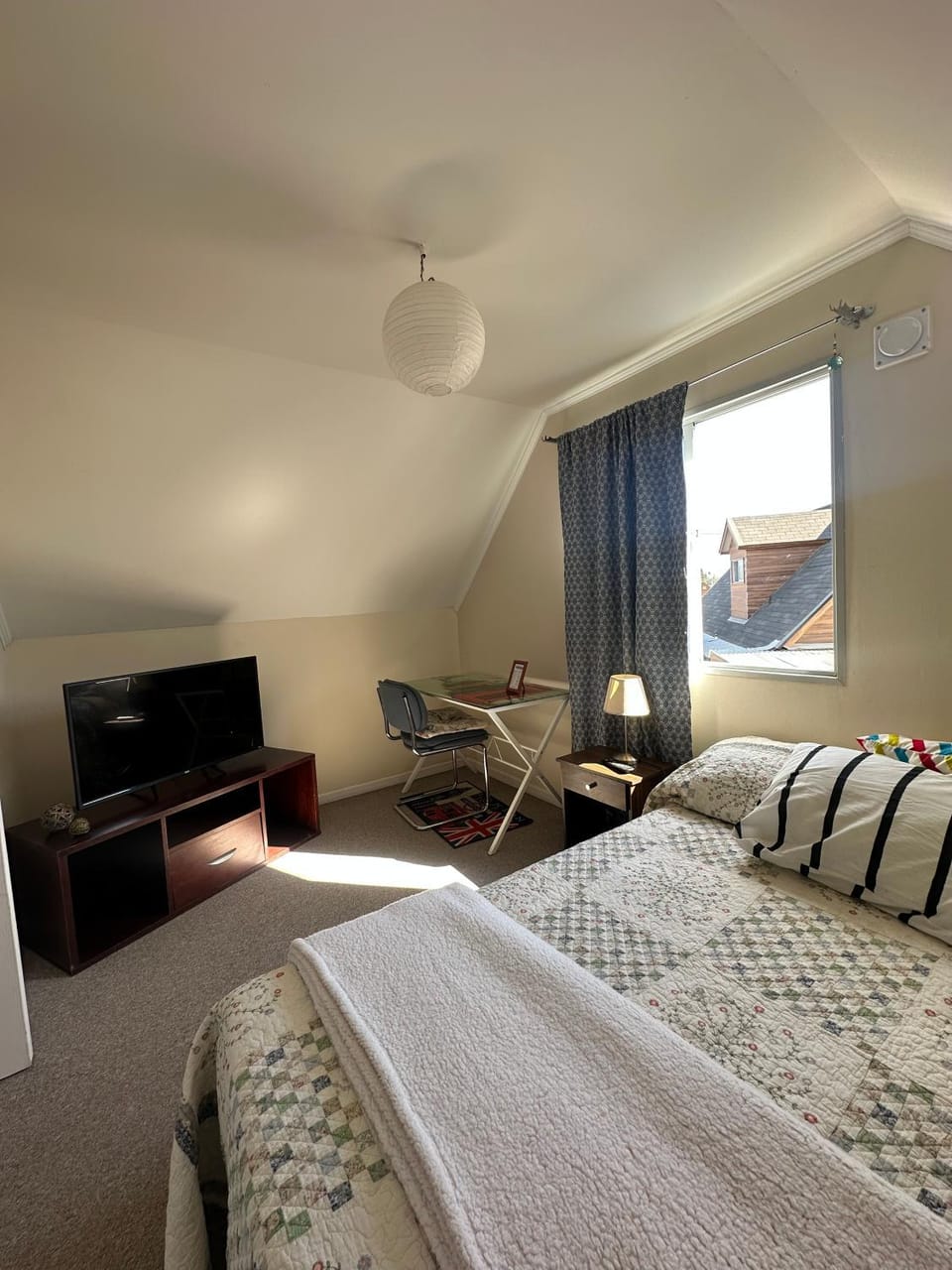 Bed, TV and multimedia, Photo of the whole room, Bedroom