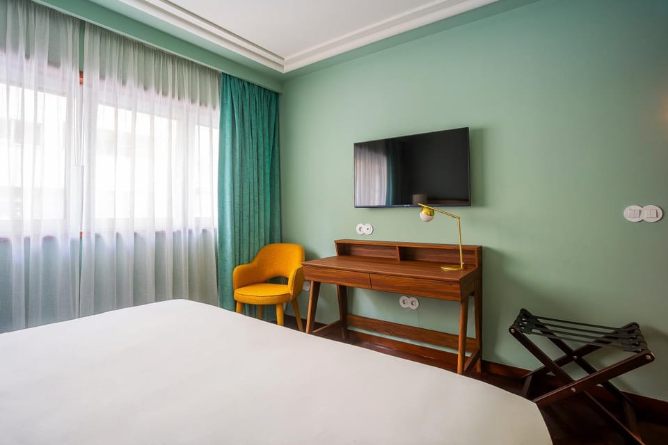 Bed, TV and multimedia, Photo of the whole room, furniture