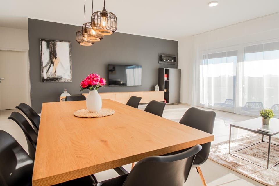 TV and multimedia, Living room, Seating area, Dining area
