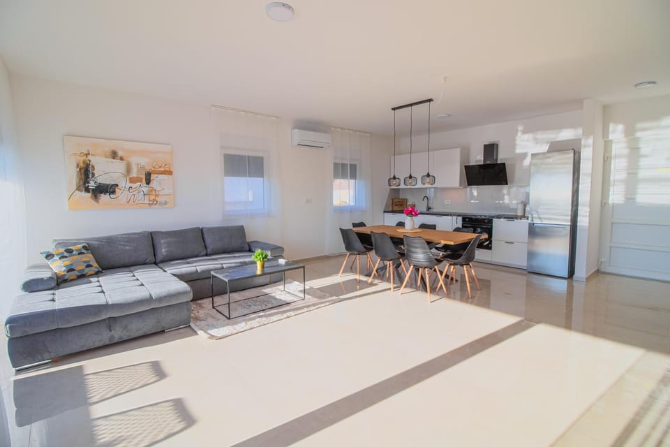 TV and multimedia, Kitchen or kitchenette, Living room, Seating area, Dining area, dishwasher, oven, stove