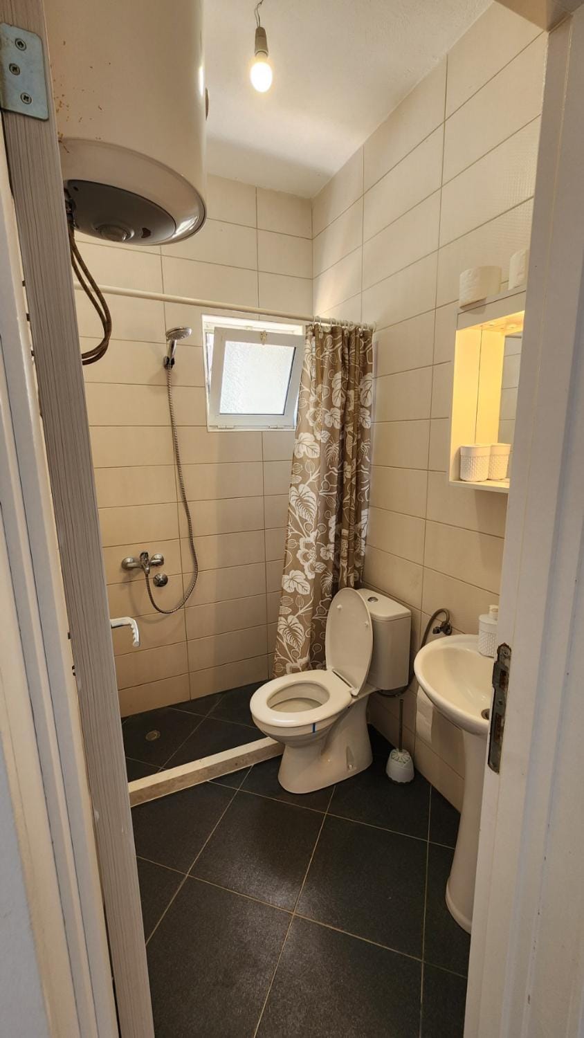 Shower, Toilet, Bathroom, towels