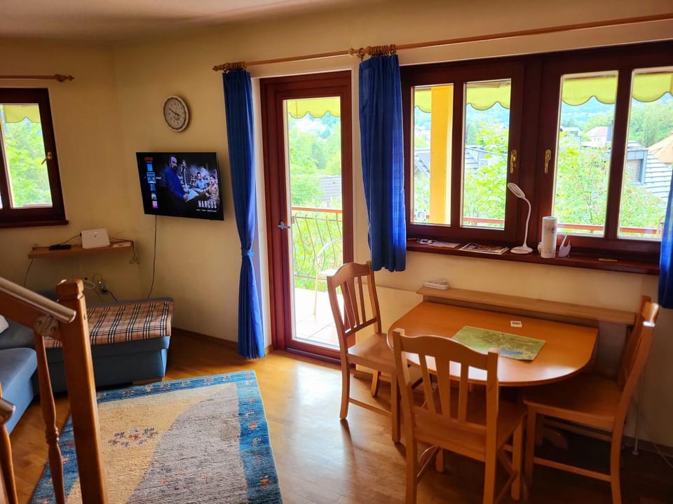 TV and multimedia, Living room, Dining area