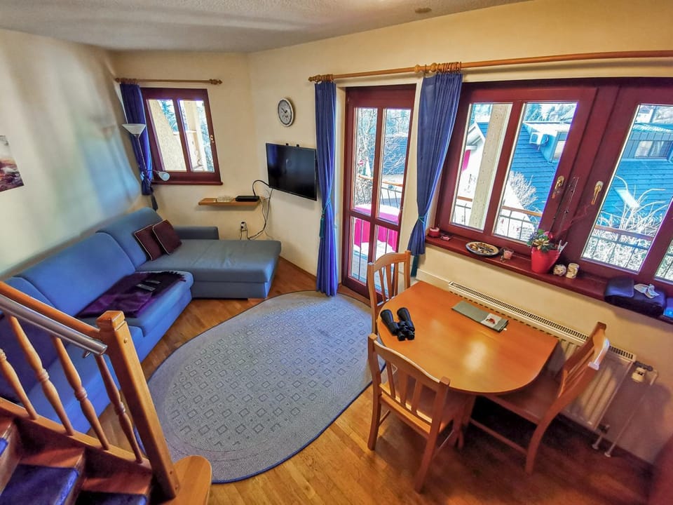 TV and multimedia, Living room, Seating area, Dining area