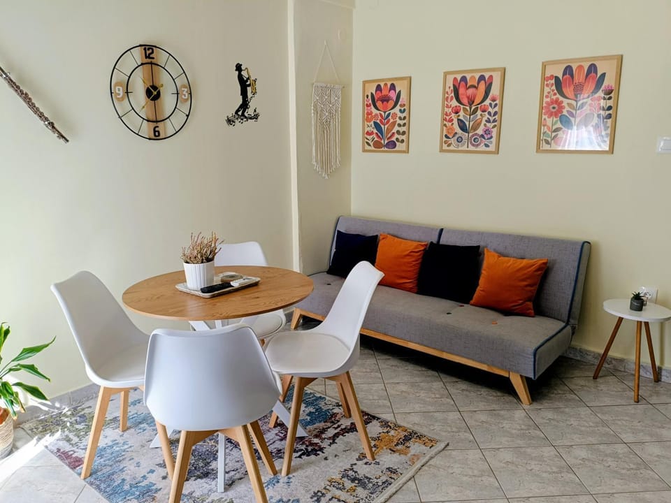 Seating area, Dining area