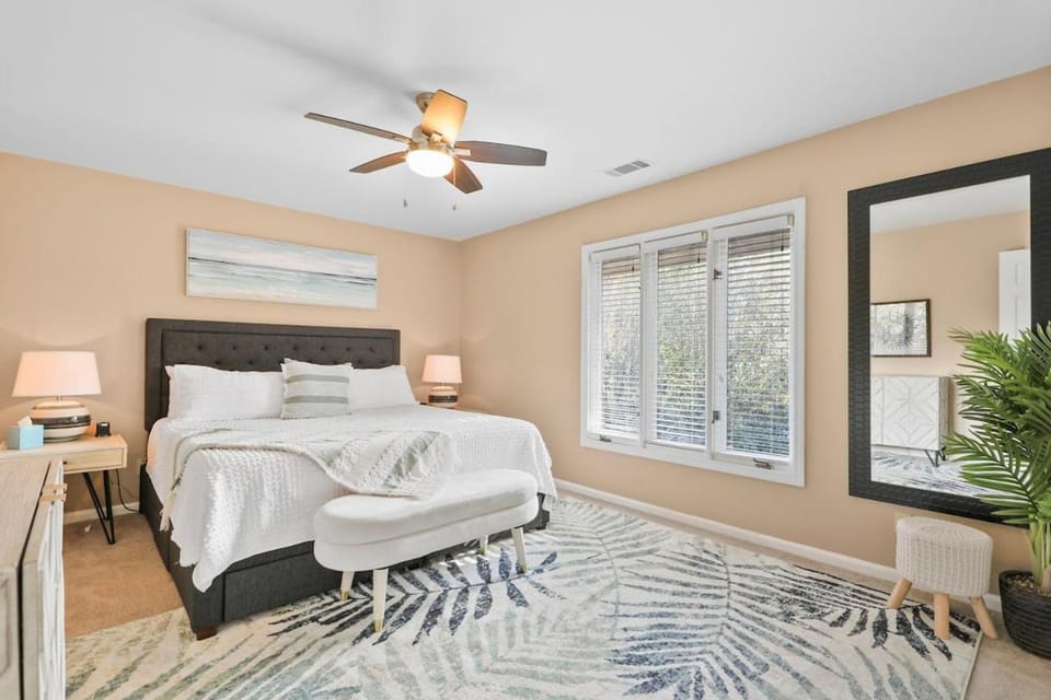 Renovated Pool Paradise Private Oasis Sleeps 14 House in Wilmington Island