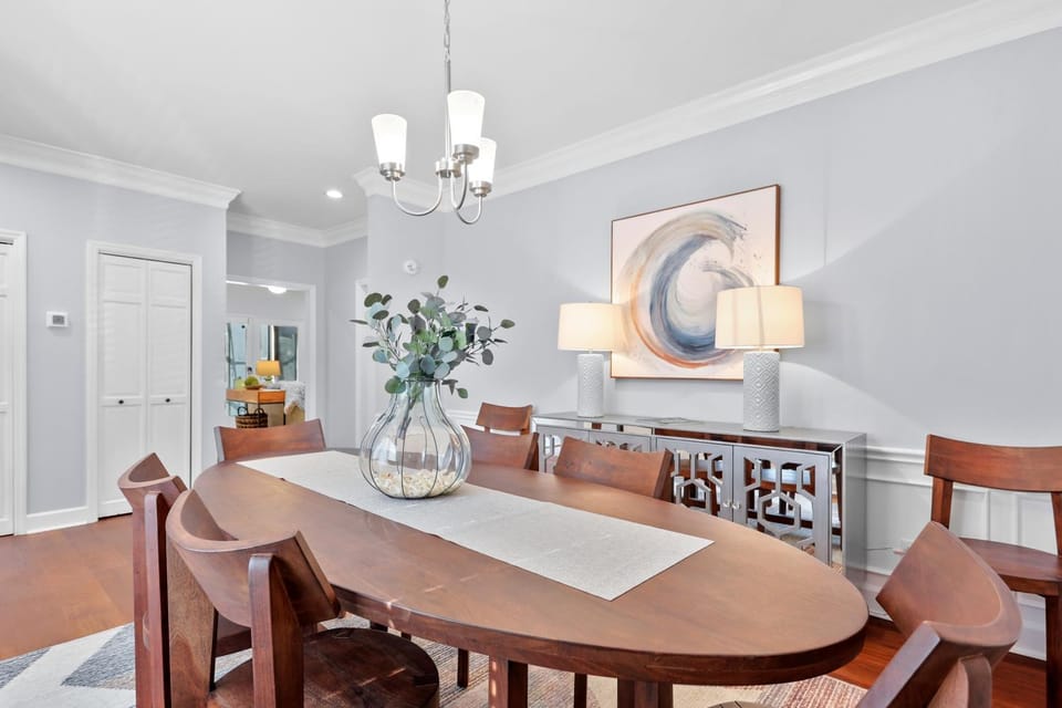 Photo of the whole room, Dining area, Dinner