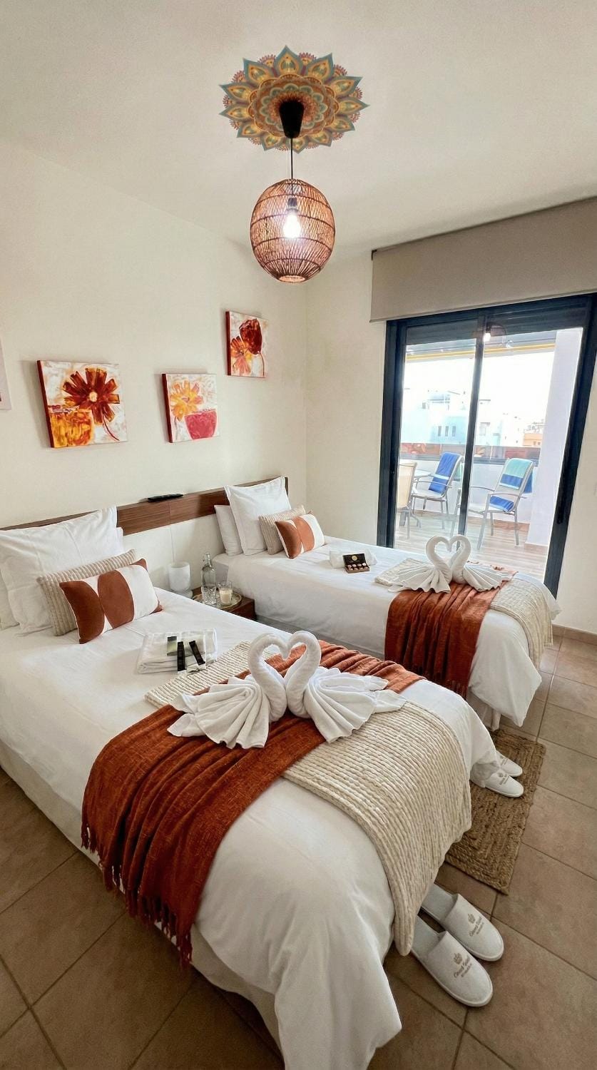 Bed, Photo of the whole room, Bedroom, towels