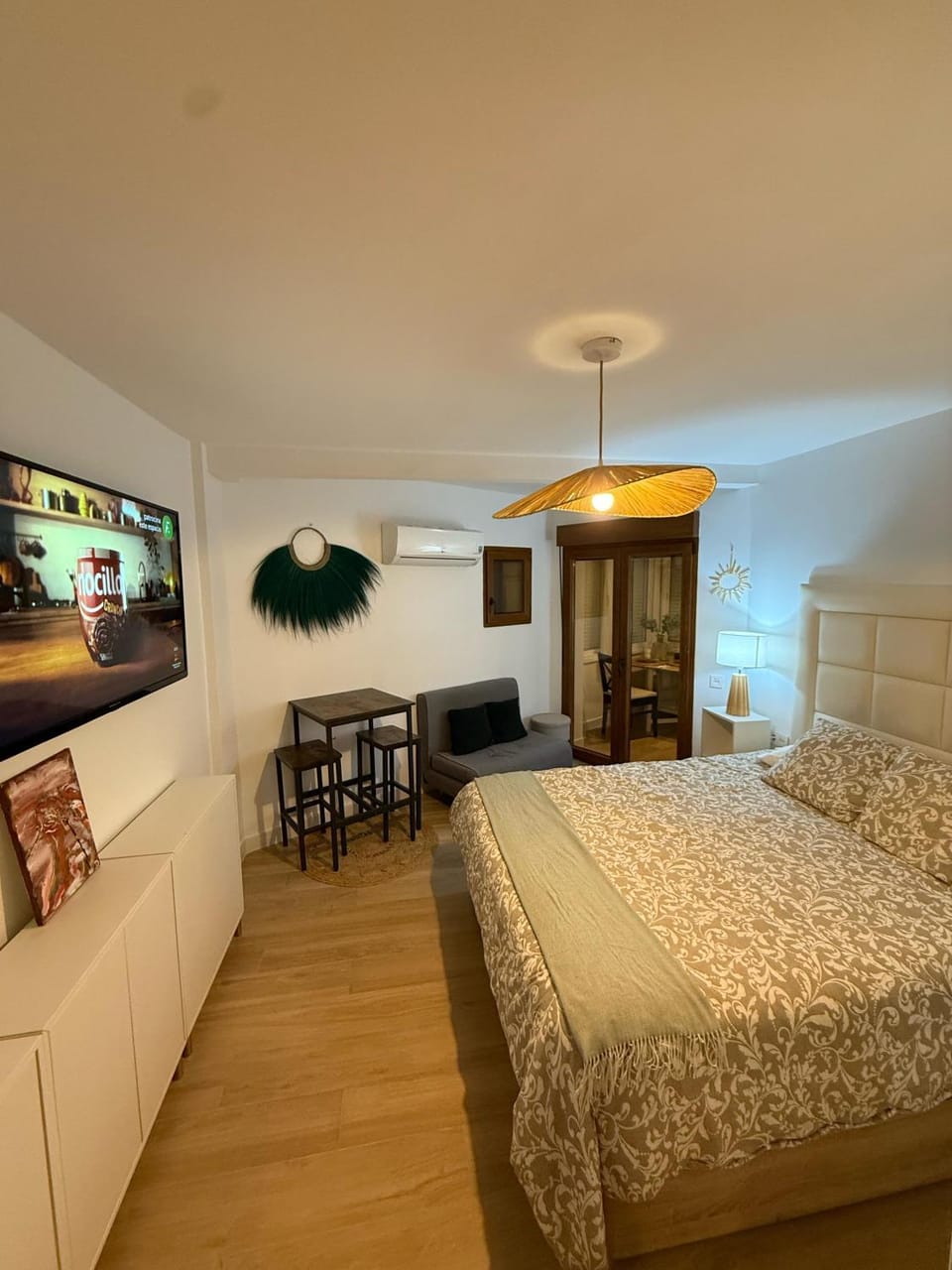 Bed, Photo of the whole room, Bedroom