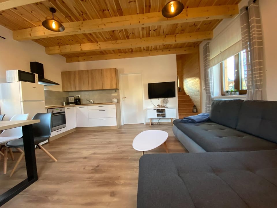Communal lounge/ TV room, TV and multimedia, Kitchen or kitchenette, Living room, stove