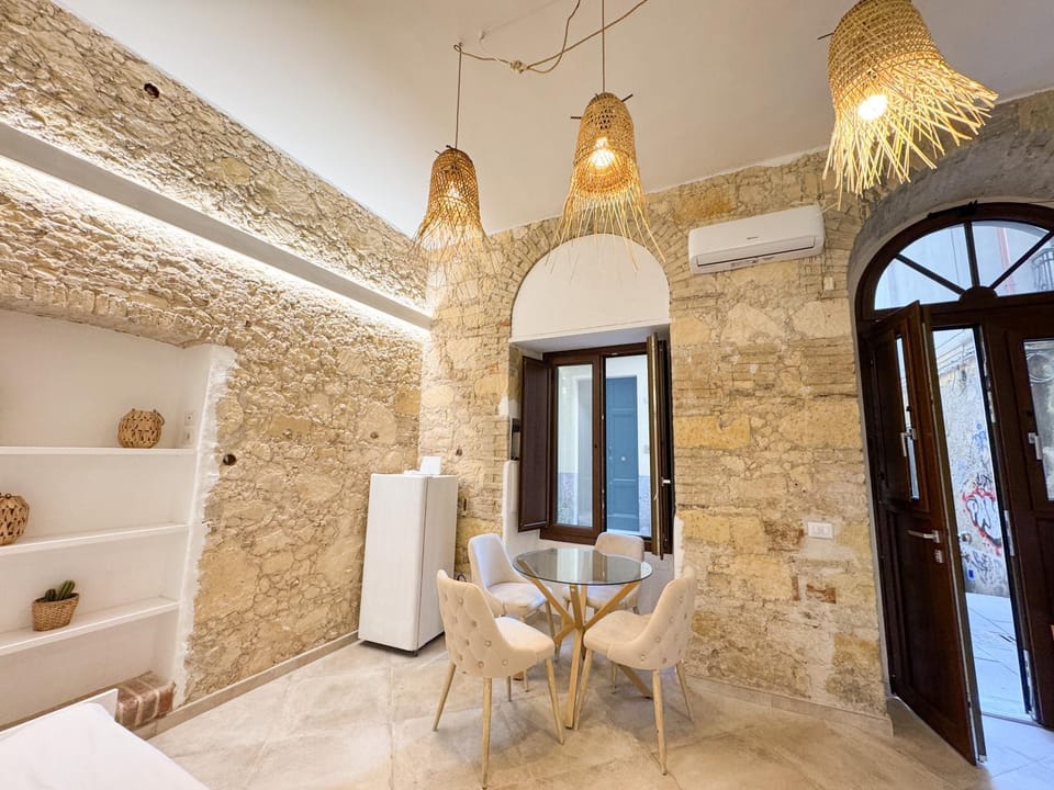 Kalma Villanova - Stone Elegance in the Old Town Apartment in Cagliari