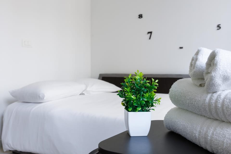 Bed, Living room, Photo of the whole room, Seating area, Bedroom