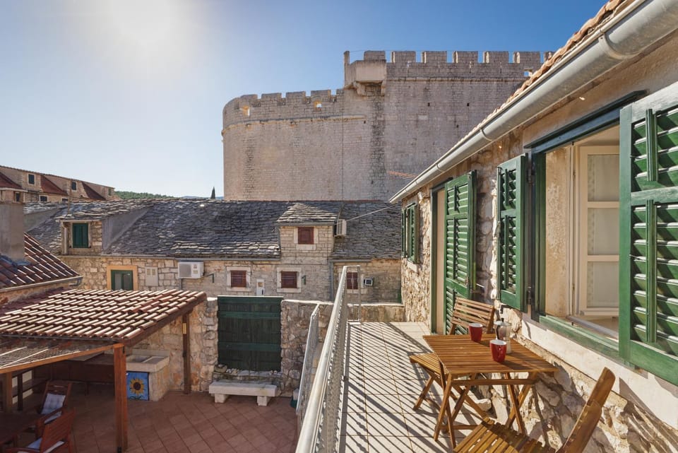 Property building, View (from property/room), Balcony/Terrace, Dining area, Landmark view