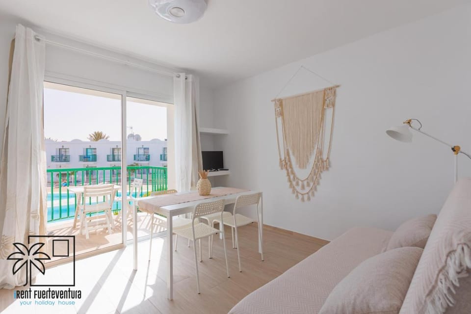 TV and multimedia, View (from property/room), Balcony/Terrace, Living room, Dining area, Pool view