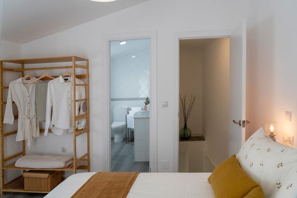 Shower, Bed, Bathroom, Photo of the whole room, Bedroom, towels
