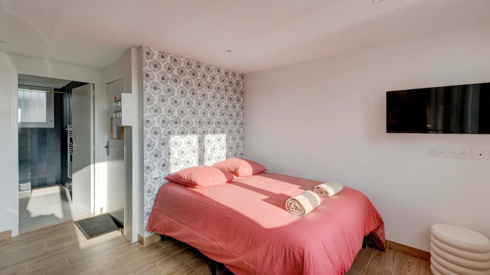 Bed, Bedroom, towels