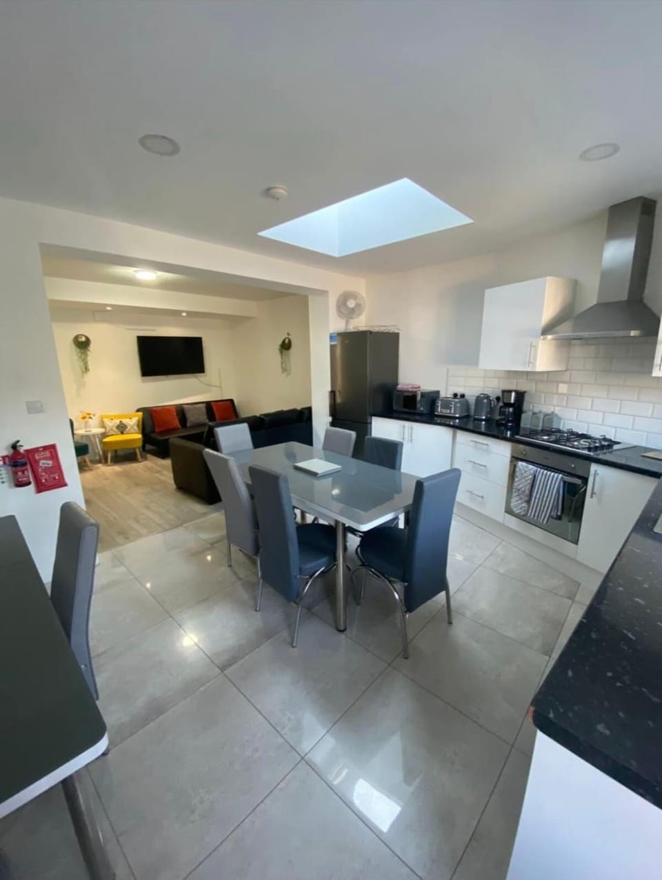Contractor Haven, 6 bed house, sleeps 14 Parking x 2 WIFI Smart TV Central location House in Ilford