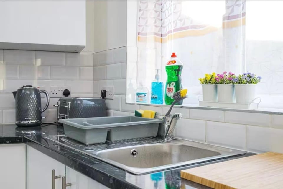 Contractor Haven, 6 bed house, sleeps 14 Parking x 2 WIFI Smart TV Central location House in Ilford