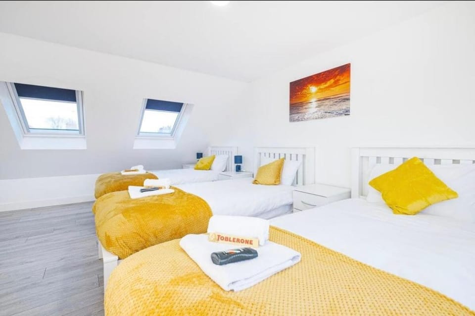 Contractor Haven, 6 bed house, sleeps 14 Parking x 2 WIFI Smart TV Central location House in Ilford