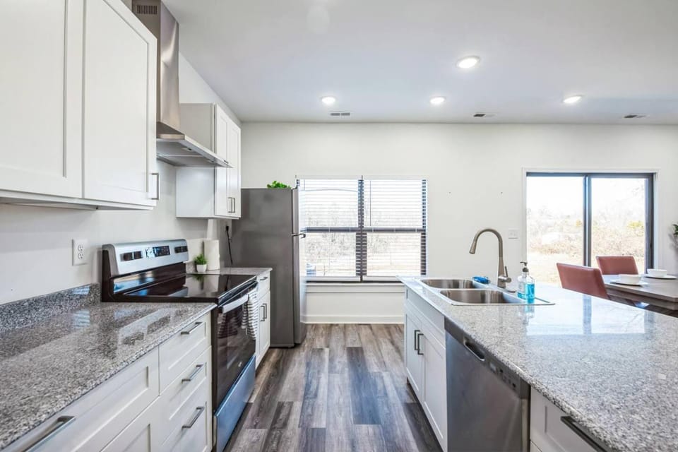 Kitchen or kitchenette, Dining area, oven, pet friendly, stove