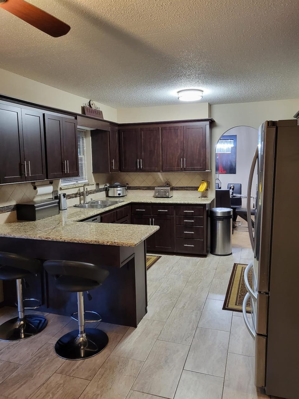Family Retreat with swimming pool and pool table near the lake House in Warr Acres