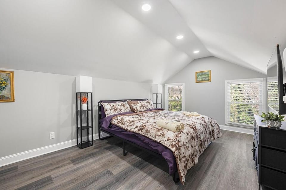Bed, TV and multimedia, Bedroom