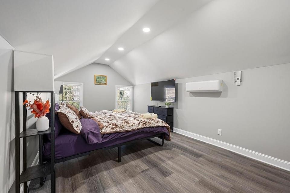 Bed, TV and multimedia, Bedroom, internet, towels, air conditioner