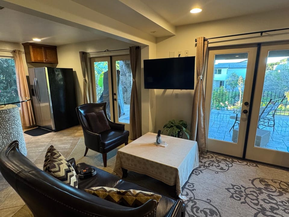 Communal lounge/ TV room, Living room, Seating area, Evening entertainment