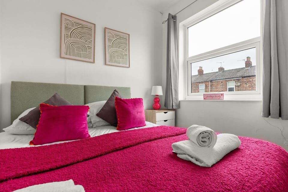 Bed, Bedroom, towels