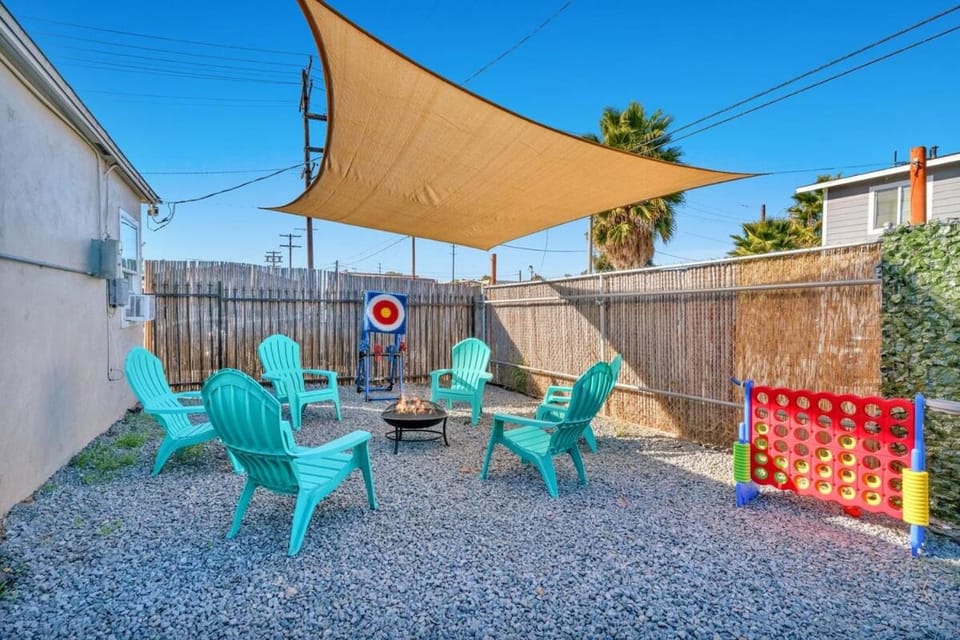 Patio, Day, sunbed