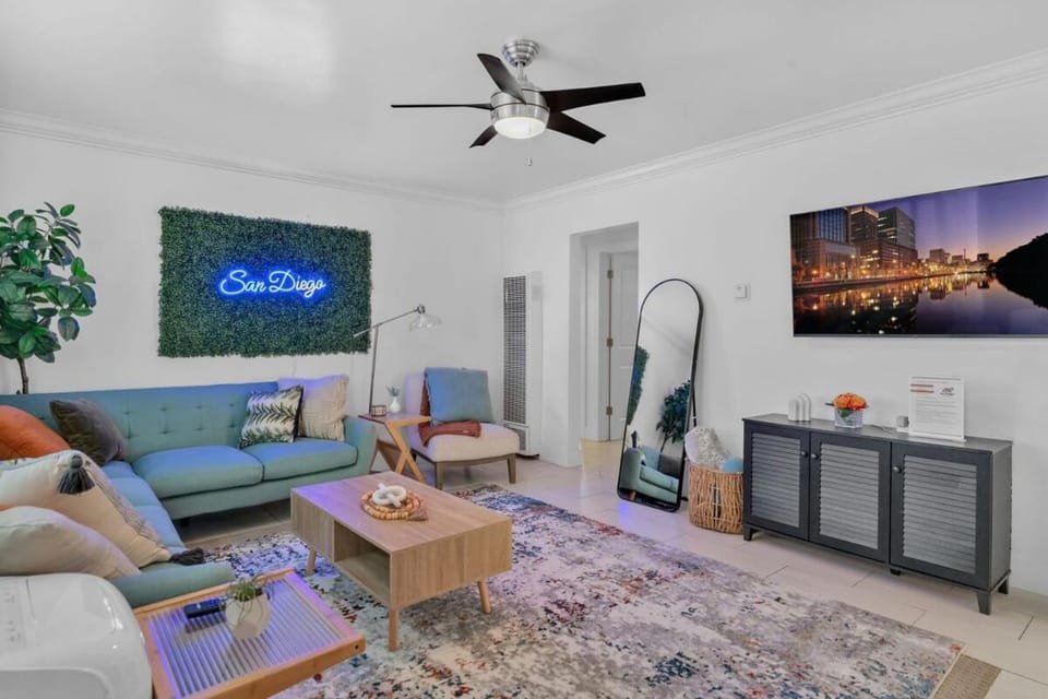 Communal lounge/ TV room, TV and multimedia, Living room, Decorative detail, Seating area, Evening entertainment