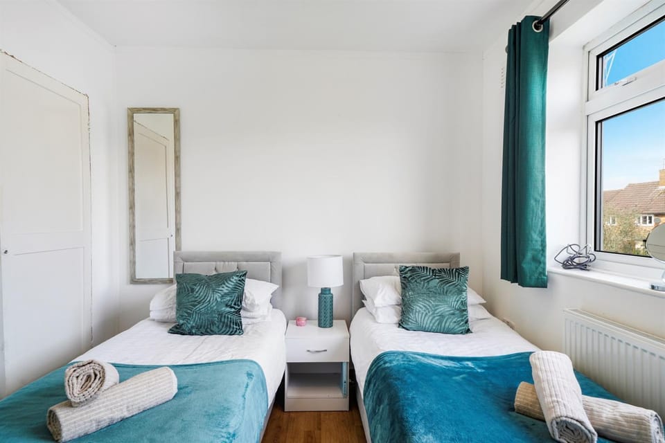 3BR 6 Beds Garden Parking x3 Kings Cross 25 mins & Harry Potter Studios House in London