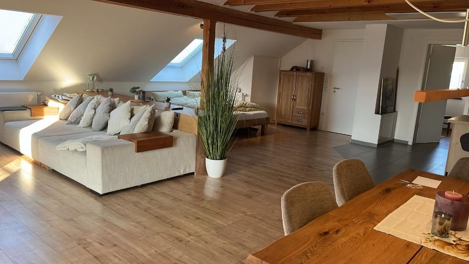 Bed, Living room, Photo of the whole room, Seating area, Dining area