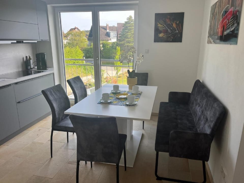 Kitchen or kitchenette, Seating area, Dining area