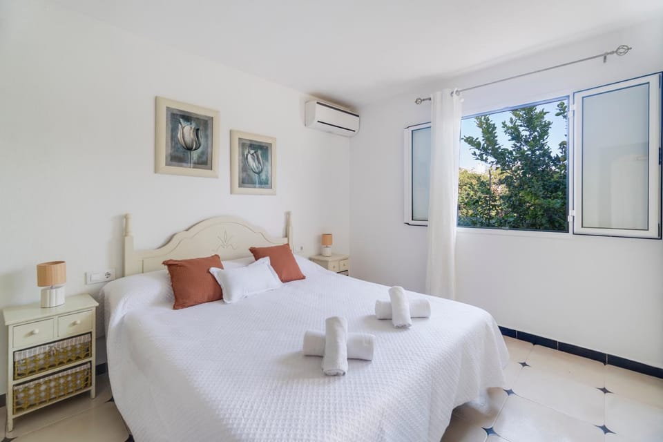 Bed, Photo of the whole room, Bedroom, towels, air conditioner