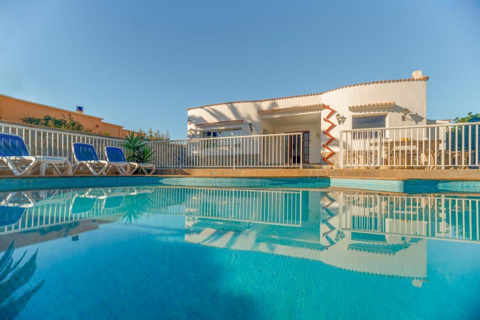 Property building, Off site, Day, Summer, Swimming pool, sunbed