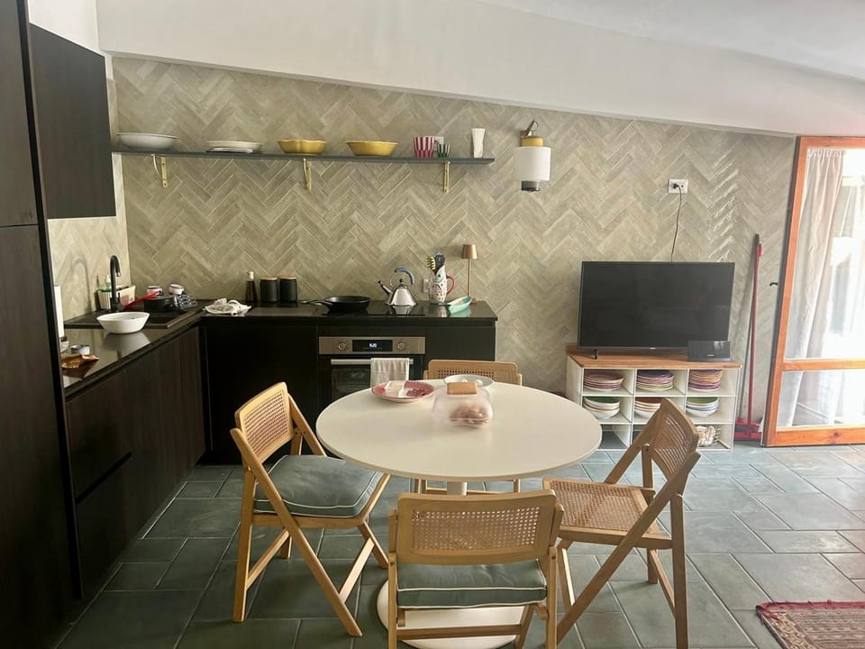 Kitchen or kitchenette, Living room, Seating area, Dining area